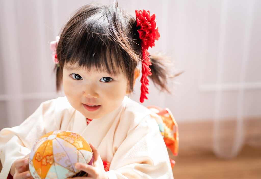 スタジオで笑い合う着物姿の姉妹