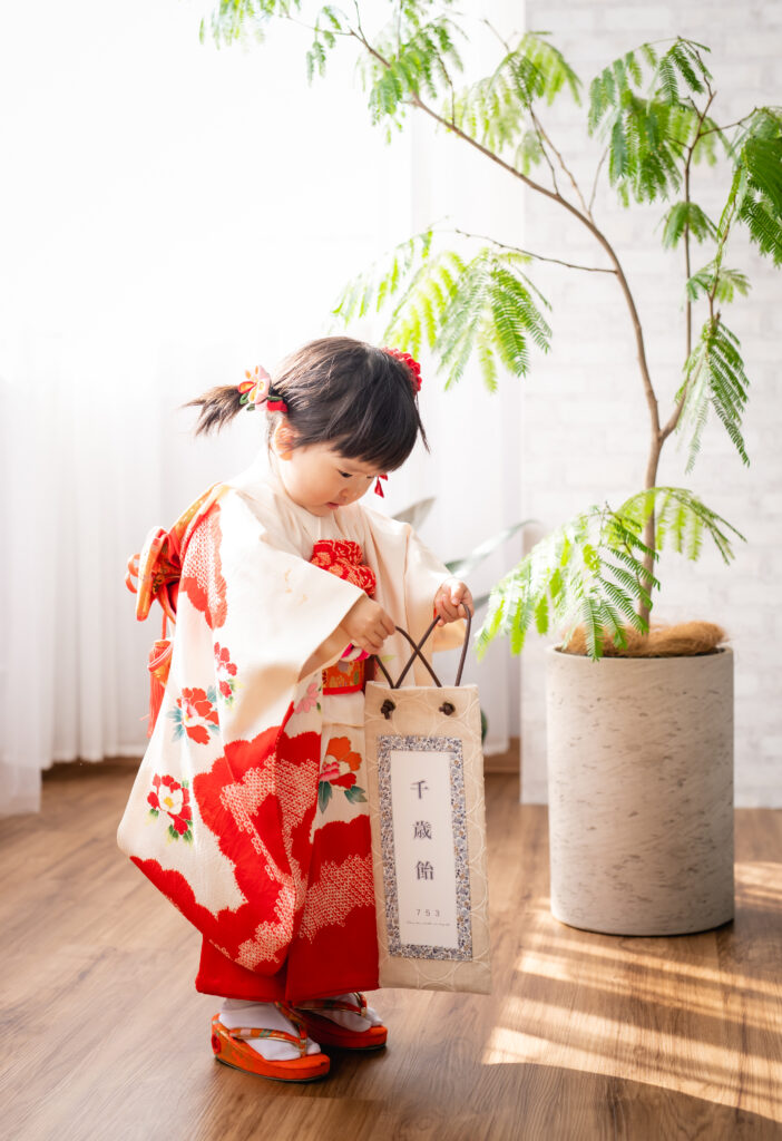赤い着物を着た七五三のお子さま