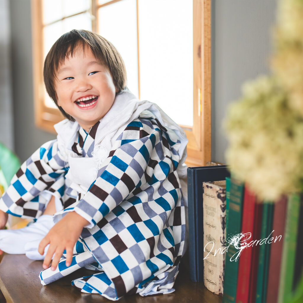 袴姿で笑顔を見せる七五三のお子さま