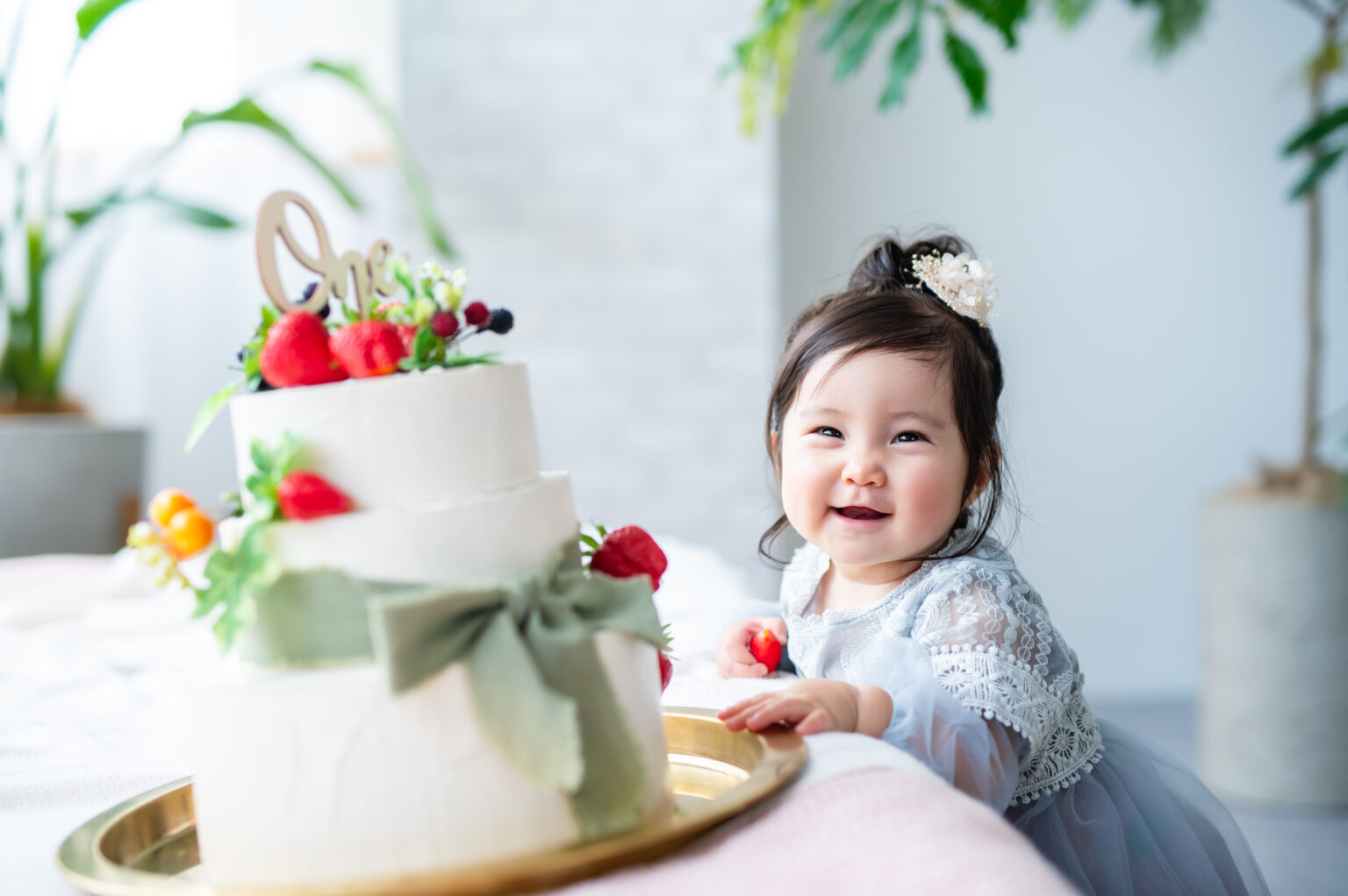 誕生日のケーキと笑顔のお子さま